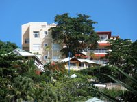 On the very top of Samana Hills, Apartments del Cerro offers the summum of luxury living in Santa Barbara de Samana, with a superb infinity pool and large balconies with outstanding views of Samana, the bay and the marina